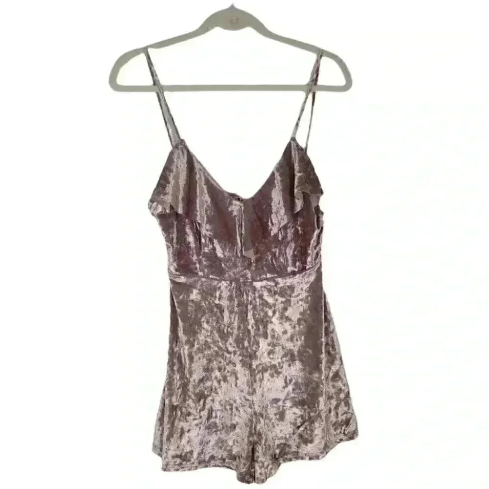 Urban Outfitters Sexy Women Crushed Velvet Flowy Pink Ruffle Romper Size Medium - Picture 3 of 12